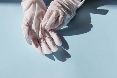 El ve tırnak bakımı. Besleyici ve nemlendirici el maskeli eldivenler. Seçici odak.