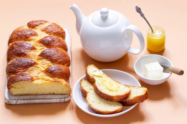 Challah gemaakt van gistdeeg, een traditioneel feestelijk dessertbrood. — Stockfoto