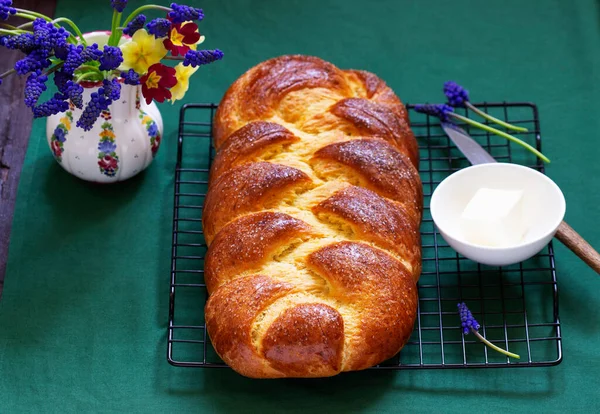 Challah készült élesztő tészta, hagyományos ünnepi desszert kenyér. — Stock Fotó