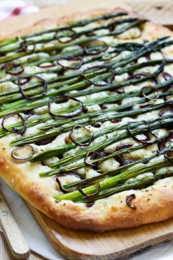 Odak noktası ya da kuşkonmaz, soğan, zeytin ve otlu pizza. Kırsal biçim.