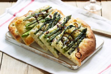 Odak noktası ya da kuşkonmaz, soğan, zeytin ve otlu pizza. Kırsal biçim.