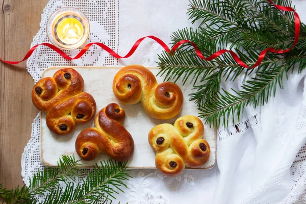 Traditionelle schwedische Safranbrötchen in verschiedenen Formen auf hellem Hintergrund. Stockfoto