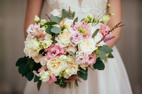 Bouquet di fiori nuziali — Foto Stock