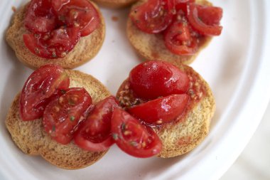 Kurutulmuş ekmek, adı friselle, olgun domatesler, kekik ve zeytinyağı.