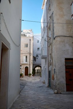 Monopoli, İtalya - 04 Eylül 2020: Eski şehir merkezi dar sokak manzarası
