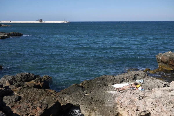 Monopoli Italia Septiembre 2020 Tomar Sol Las Rocas Cerca Playa — Foto de Stock