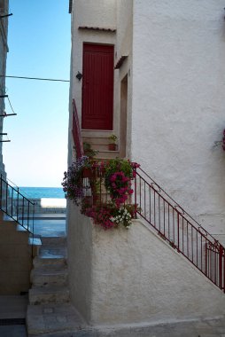 Monopoli, İtalya - 04 Eylül 2020: Monopoli şehir merkezinde bir ev girişinin görüntüsü