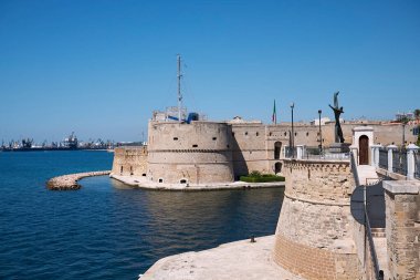 Taranto, İtalya - 06 Eylül 2020: Castello Aragonese manzarası