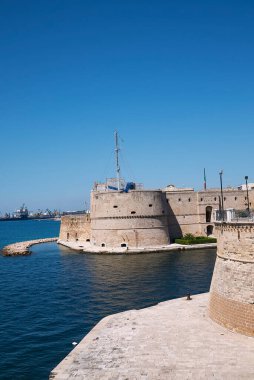 Taranto, İtalya - 06 Eylül 2020: Castello Aragonese manzarası