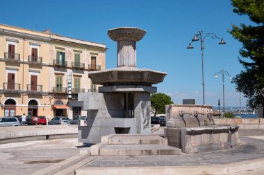 Taranto, İtalya - 06 Eylül 2020: Piazza Fontana manzarası
