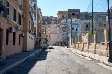 Taranto, İtalya - 06 Eylül 2020: Taranto Vecchia 'da bir sokak manzarası