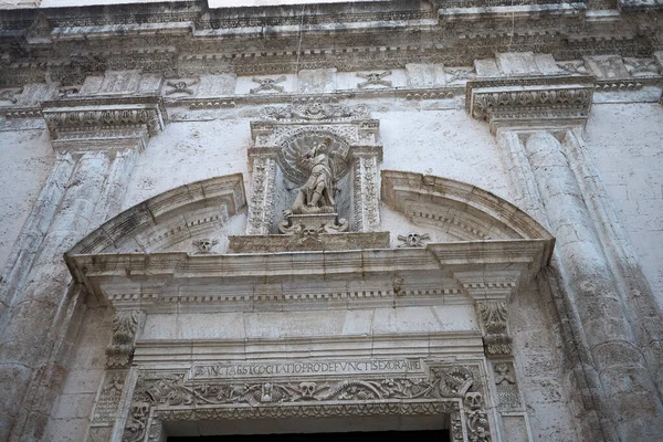 モノポリ イタリア 2020年9月4日 サンタ マリア サフラジオ教会の入り口の詳細 — ストック写真