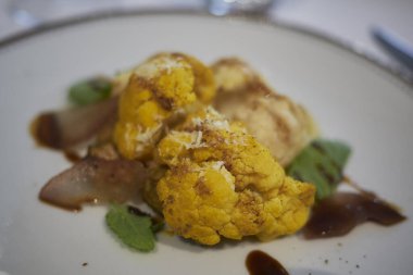 Peynirli ve balzamik sirkeli karnabahar.