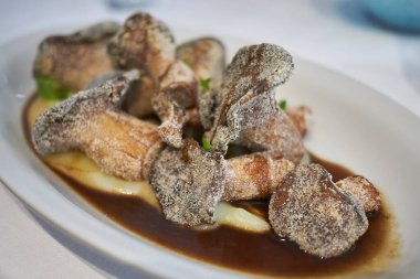 Kızarmış mantar ve patates püresi.