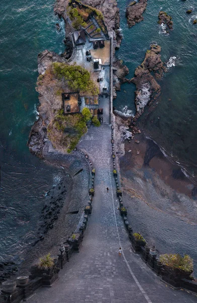 Başlangıç fotoğrafı, okyanus ötesinden tapınağa giden yol, yolda motosiklet süren bir adam ve bir kız, yukarıdan muhteşem bir manzara, yolun bozulması, sıçrama tahtası, bir drondan ateş etmek.