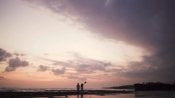 Ζευγάρι Πόδια Στο Ηλιοβασίλεμα Στην Παραλία Του Ινδικού Ωκεανού Και — Αρχείο Βίντεο