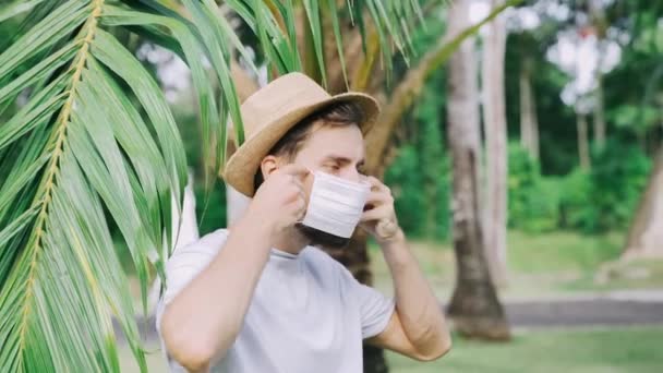 Close Shot Young Hipster Tourist Man Straw Hat Slowly Wearingprotective — Vídeo de Stock