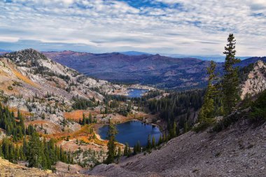 Mary Marth Gölü Catherine Panorama, Brighton Resort 'un Büyük Batı Patikası' ndaki Sunset Tepesi 'ne yürüyüş parkurundan bakıyor. Rocky Dağları, Wasatch Cephesi, Utah. Birleşik Devletler.