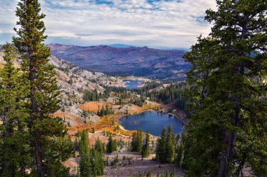 Mary Marth Gölü Catherine Panorama, Brighton Resort 'un Büyük Batı Patikası' ndaki Sunset Tepesi 'ne yürüyüş parkurundan bakıyor. Rocky Dağları, Wasatch Cephesi, Utah. Birleşik Devletler.