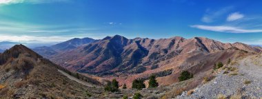 Sonbaharda Rio Tinto Bingham Bakır Madeni 'nin Provo, Tooele, Utah Gölü ve Salt Lake County yönündeki Butterfield Tepesi manzarası. Utah. Birleşik Devletler.