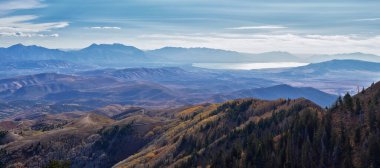 Sonbaharda Rio Tinto Bingham Bakır Madeni 'nin Provo, Tooele, Utah Gölü ve Salt Lake County yönündeki Butterfield Tepesi manzarası. Utah. Birleşik Devletler.