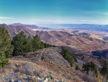 Sonbaharda Rio Tinto Bingham Bakır Madeni 'nin Provo, Tooele, Utah Gölü ve Salt Lake County yönündeki Butterfield Tepesi manzarası. Utah. Birleşik Devletler.