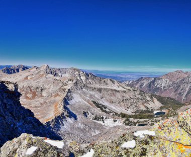 Pfeifferhorn tepesi ve Lone Peak Wilderness dağ manzarası Beyaz Baldy ve Pfeifferhorn patikasından Salt Lake Valley 'e doğru, Wasatch Rocky sıradağları, Utah, ABD. 