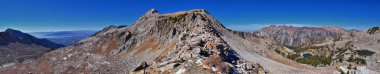Pfeifferhorn tepesi ve Lone Peak Wilderness dağ manzarası Beyaz Baldy ve Pfeifferhorn patikasından Salt Lake Valley 'e doğru, Wasatch Rocky sıradağları, Utah, ABD. 