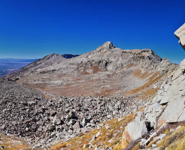 プファイファーホーン ピークとローン ピーク ワイルダネス山の風景を見るホワイト バルディとプファイファーホーン トレイルから ソルトレイク バレー ワサッチ ロッキー山脈 — ストック写真