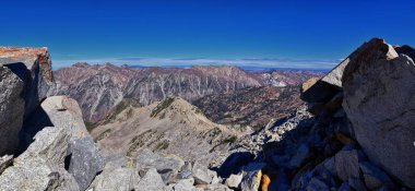 Beyaz Baldy ve Pfeifferhorn yürüyüş parkurlarından Little Cottonwood Kanyonu 'na doğru uzanan Red Pine Gölü manzara manzarası, Wasatch Rocky dağ sırası, Utah, ABD.