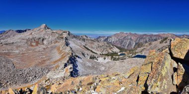 Beyaz Baldy ve Pfeifferhorn yürüyüş parkurlarından Little Cottonwood Kanyonu 'na doğru uzanan Red Pine Gölü manzara manzarası, Wasatch Rocky dağ sırası, Utah, ABD.