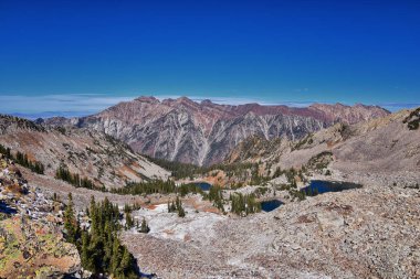 Beyaz Baldy ve Pfeifferhorn yürüyüş parkurlarından Little Cottonwood Kanyonu 'na doğru uzanan Red Pine Gölü manzara manzarası, Wasatch Rocky dağ sırası, Utah, ABD.