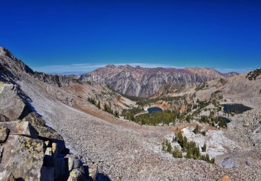 Beyaz Baldy ve Pfeifferhorn yürüyüş parkurlarından Little Cottonwood Kanyonu 'na doğru uzanan Red Pine Gölü manzara manzarası, Wasatch Rocky dağ sırası, Utah, ABD.