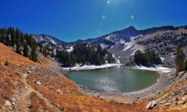 Beyaz Baldy ve Pfeifferhorn yürüyüş parkurlarından Little Cottonwood Kanyonu 'na doğru uzanan Red Pine Gölü manzara manzarası, Wasatch Rocky dağ sırası, Utah, ABD.
