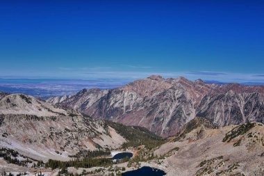 Beyaz Baldy ve Pfeifferhorn yürüyüş parkurlarından Little Cottonwood Kanyonu 'na doğru uzanan Red Pine Gölü manzara manzarası, Wasatch Rocky dağ sırası, Utah, ABD.