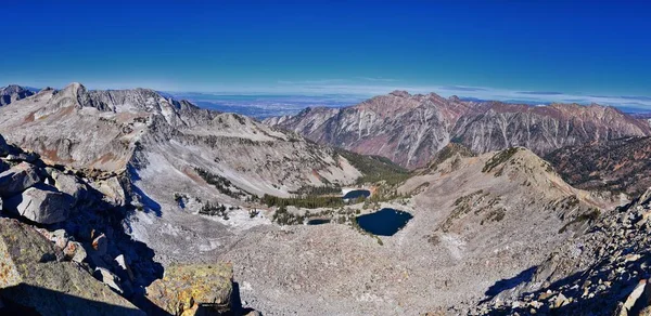 美国犹他州 瓦萨奇落基山脉 红松湖山景 从白发和费福角远足小径 到小土拨木峡谷 — 图库照片