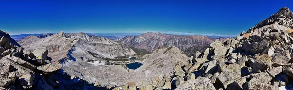 レッドパインレイク山の景色White Baldy Pfefferhornハイキングトレイルからの景色 Little Cottonwood Canyon Waatch Rocky Mountain Range — ストック写真