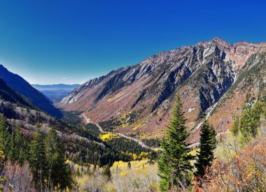 Red Pine Gölü, Little Cottonwood Canyon 'daki Salt Lake Vadisi' ne doğru uzanan dağ manzarası, Wasatch Rocky dağ sırası, Utah, ABD. 