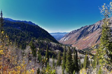 Red Pine Gölü, Little Cottonwood Canyon 'daki Salt Lake Vadisi' ne doğru uzanan dağ manzarası, Wasatch Rocky dağ sırası, Utah, ABD. 