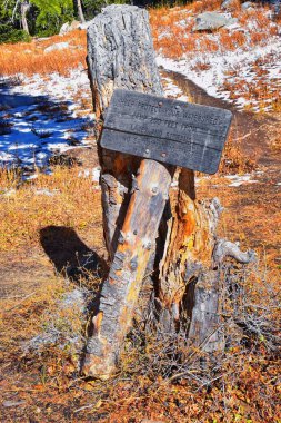 Beyaz Baldy ve Pfeifferhorn 'daki Lone Peak Wilderness' da Red Pine ve White Pine Lake yürüyüş yolu üzerinde işaret levhası, Little Cottonwood Canyon, Wasatch Rocky dağ sırası, Utah, ABD.