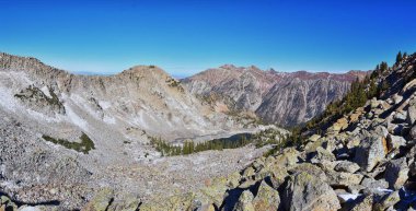 White Pine Lake, ABD 'nin Utah eyaletindeki Little Cottonwood Kanyonu' ndaki Salt Lake Vadisi 'ne doğru uzanan bir dağ manzarası.. 