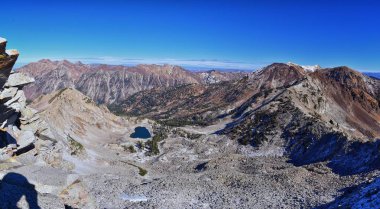 White Pine Lake, ABD 'nin Utah eyaletindeki Little Cottonwood Kanyonu' ndaki Salt Lake Vadisi 'ne doğru uzanan bir dağ manzarası.. 