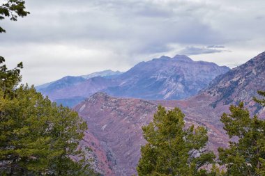 Provo Peak dağ manzarası Rock Canyon 'dan Slate Canyon, Wasatch Front Rocky Mountain Range, Utah' a bakıyor. Birleşik Devletler. 