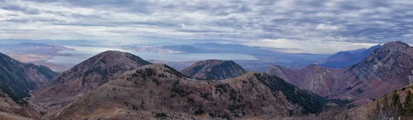 スライドキャニオン スレートキャニオン ウォッチフロントロッキーマウンテンレンジ ユタ州でロックキャニオンから上を見上げるプロボピークの山の景色 アメリカ合衆国 — ストック写真