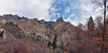 Provo Peak dağ manzarası Rock Canyon 'dan Slate Canyon, Wasatch Front Rocky Mountain Range, Utah' a bakıyor. Birleşik Devletler. 