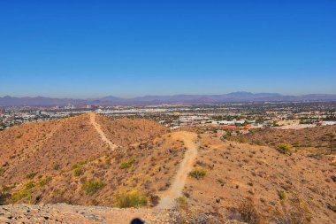South Mountain Park ve Preserve 'den Phoenix Şehir Merkezi, Pima Canyon Hiking Patikası, Phoenix, Güney Arizona Çölü. Birleşik Devletler.