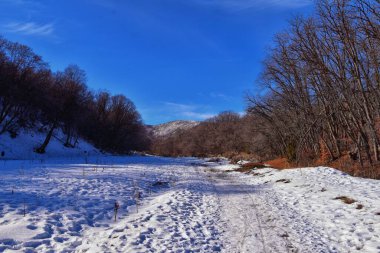 Kışın, Rio Tinto Bingham Bakır Madeni 'nin yanındaki Sarı Çatal Kanyon Parkı' nda kar yürüyüşü patikası görülür. Salt Lake Şehri, Utah. Birleşik Devletler.