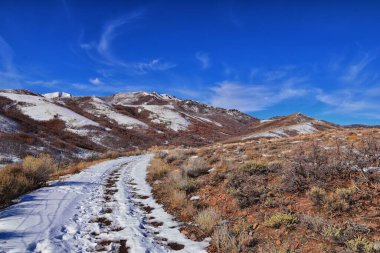 Kışın, Rio Tinto Bingham Bakır Madeni 'nin yanındaki Sarı Çatal Kanyon Parkı' nda kar yürüyüşü patikası görülür. Salt Lake Şehri, Utah. Birleşik Devletler.
