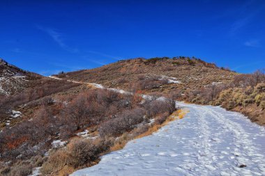 Kışın, Rio Tinto Bingham Bakır Madeni 'nin yanındaki Sarı Çatal Kanyon Parkı' nda kar yürüyüşü patikası görülür. Salt Lake Şehri, Utah. Birleşik Devletler.