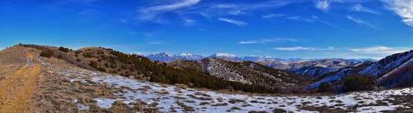 冬の風景パノラマ黄色のフォークキャニオン郡公園ローズキャニオンリムハイキングトレイルからの山の景色を見るリオ ティント ビンガム銅鉱山 ユタ州 アメリカ合衆国 — ストック写真